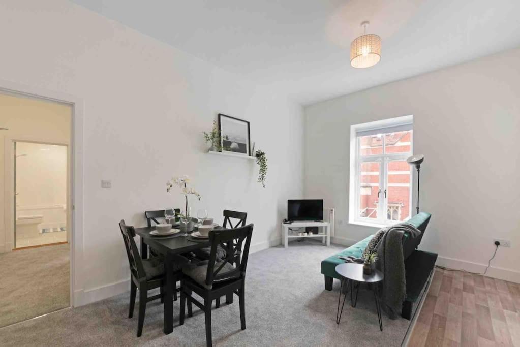 Town Center Apartment In Bishops Stortford Birchanger Bagian luar foto